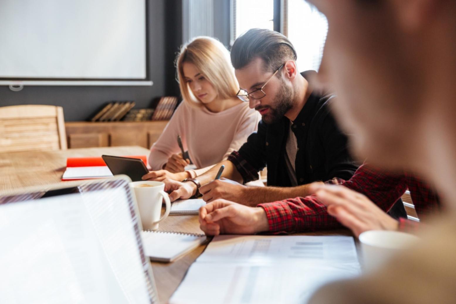 Seorang trader yang fokus menganalisa grafik dengan tenang dan terkendali